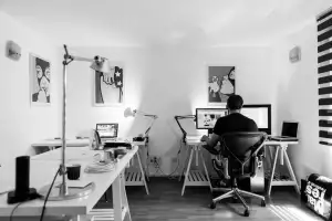 Základem efektivní home office je příjemné a ergonomické pracovní prostředí. Jak na něj?